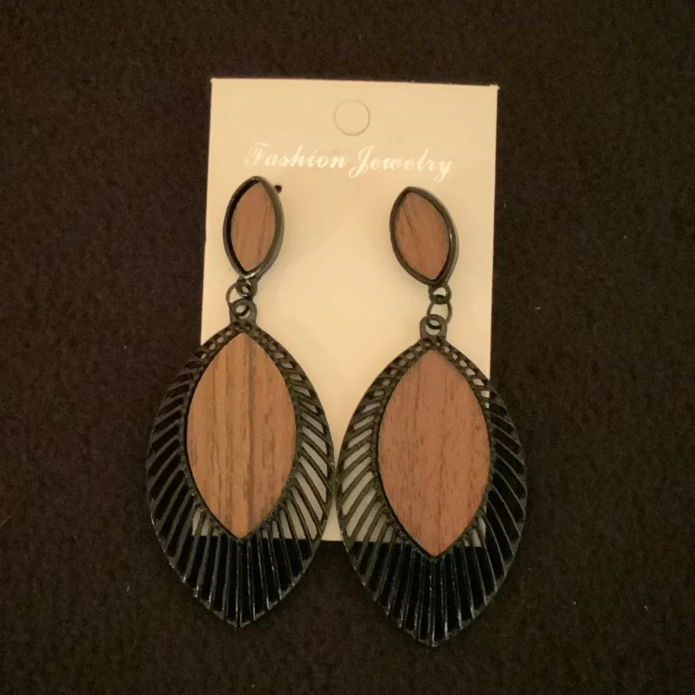 LAST PAIR Modern Chic Tear Drop Earrings - Picture 1 of 4